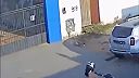 Žena počas jazdy na motorke čumela do mobilu, KARMA prišla rýchlo