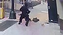 Chcel pomôcť bezdomovcovi, ten ho zbil a okradol