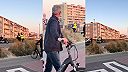 Ignoroval rozkazy policajtky, tak použila na neho TASER!