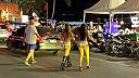Večerný život v uliciach thajského mesta Phatthajá, prehliadka dievčat 4K