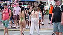 Miami Beach počas jarných prázdnin žije, prehliadka miestnej plážovej módy 4K #2