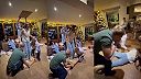 Zdvihneme ťa hore a keď ucítiš hlavou strop, skočíš!