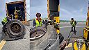 Čínska mechanička vymieňa rozsekanú pneumatiku kamiónu priamo na diaľnici