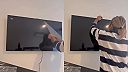 Šikovná žena si sama namontovala na stenu televízor