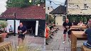 Pozri na neho, aký je naliaty, veď to všetko vyleje!