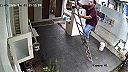 Radžeš je odvážny, no hlúpy ako kýbeľ gitu, pri páde z rebríku sa skoro prizabil