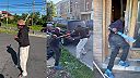 Na ulici sa pobili starí gangstríci, každý z nich mal bejzbalovú pálku (KRV)