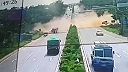 Nákladné auto narazilo do traktora, následne sa v protismere zrazilo s dodávkou
