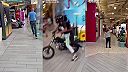 Tínedžeri vošli na motorke do nákupného centra v Myrtle Beach