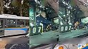 Vodič autobusu v Kanade omdlel a narazil do zaparkovaných áut aj stromu