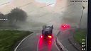 Tornádo v Číne vymrštilo auto do vzduchu, dvaja ľudia utrpeli zranenia