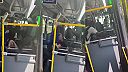 Dvaja muži násilne napadli cestujúceho v autobuse v Chicagu