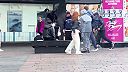 Skupina mužov napadla staršieho muža na námestí v Glasgowe