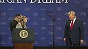 Trump zastavil chlapca pri okraji pódia a žartoval o Bidentom páde