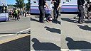 Policajti v Lancashire zhodili starého muža na zem po zablokovaní autobusu