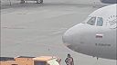 Cestujúce bežia po dráhe k lietadlu Aeroflot v Moskve