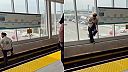 Muž odmieta opustiť koľaje skytrainu na letisku YVR v Richmonde