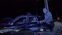 Policajt vytiahol podozrivého za dredy z SUV po rýchlej naháňačke