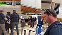 Žena obťažuje agentov ICE na letisku LAX po zadržaní nelegálneho prisťahovalca