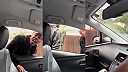Žena so sekerou konfrontovala vodiča vo Veľkej Británii a kričala na kameru