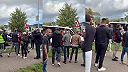 Albánski protestujúci obkľúčili a vyliezli na holandské policajné vozidlá