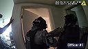 Policajti postrelili ženu zabarikádovanú v byte počas vyšetrovania