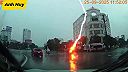 Ženu vo Vietname počas jazdy na motocykli zasiahol blesk