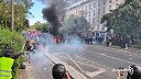 Polícia zasiahla proti protestom v Paríži po založení požiaru