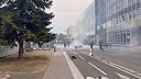 Protest na strednej škole v Štrasburgu: študenti hádzali predmety na políciu