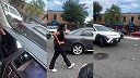 Žena sa pokúsila zastaviť idúce auto vlastným telom v New Yorku