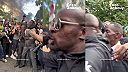 Starosta Saint-Denisu sa postavil medzi policajtov a protestujúcich študentov 