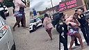 Policajti v Tolede ovládajú nespolupracujúcu osobu: sila, výcvik a zručnosti
