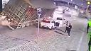 Nákladné auto s pilinami sa prevrátilo na zaparkované autá v Brazílii