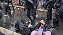 Napäté protesty vo Francúzsku: Demonštranti hádžu kamene na políciu