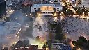 Tirana: Demonštranti útočia na policajtov ohňostrojmi a ničia symboly vlády