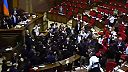Rokovanie arménskeho parlamentu sa zmenilo na bitku medzi poslancami