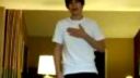 Justin Bieber spieva na stole