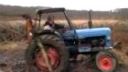 video Ako vytiahnuť zapadnutý traktor