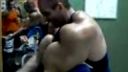 video Syntholový blbeček a jeho najväčšie bicepsy na svete