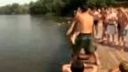 video Rusi skáču do vody