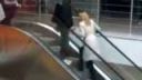 video Blondínka na eskalátore