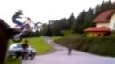 video Skok na motorke ponad cestu