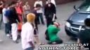 video Brutálny útok gangu