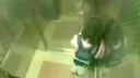 video Napadnutá žena vo výťahu