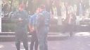 video Mladý Rus napadol dvoch policajtov