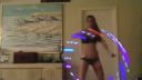 Dievča s hula hoopom