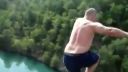 video Odvážlivec skáče z poriadnej výšky