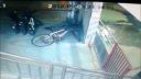 video Zlodej bicyklov schytal poriadny výprask