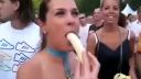 video Dievčatá a banány