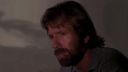 video Chuck Norris pozerá telku